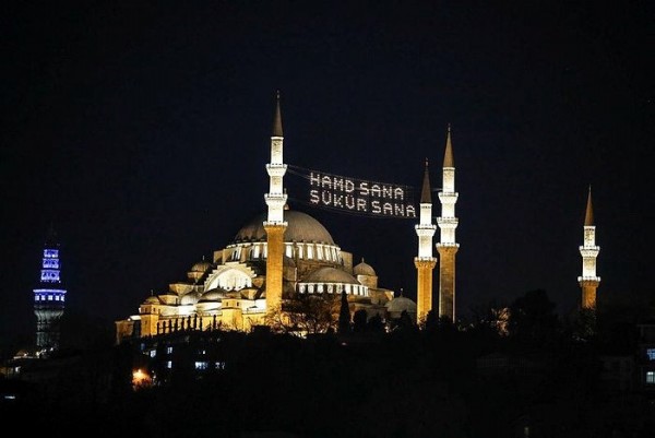 Camilerde mahyalar yakıldı!